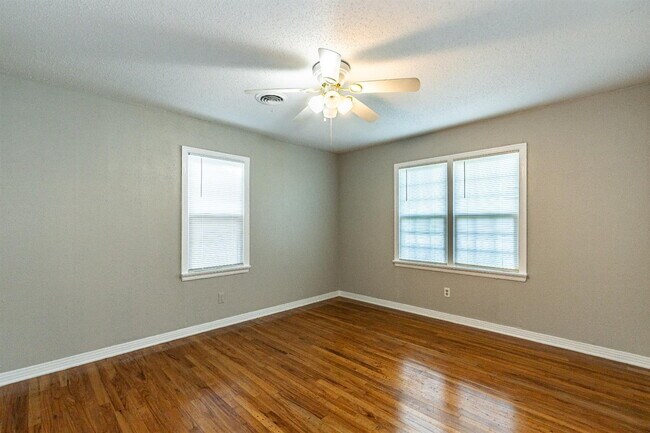 Building Photo - Cute 3/1 close to TEch and Medical