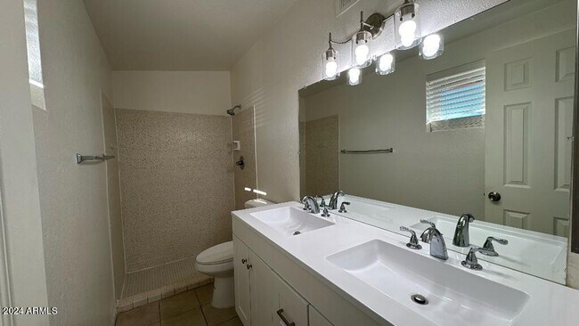 Building Photo - 3850 Blackbird Dr