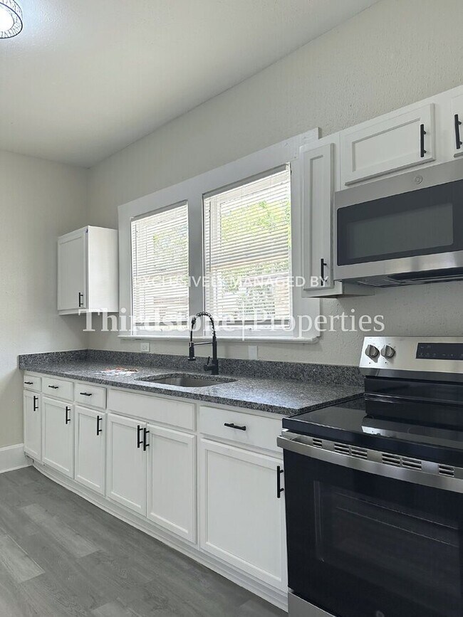 Building Photo - 137 W 18th St