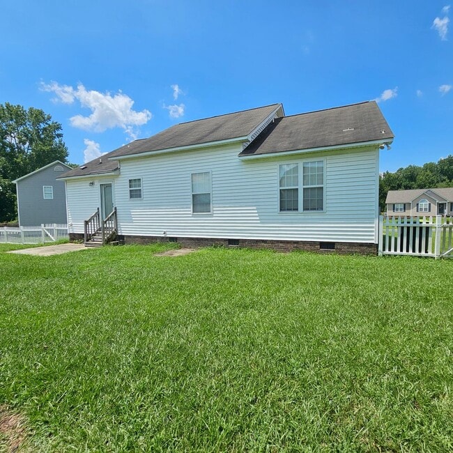 Building Photo - 3 Bedroom Ranch with fenced yard