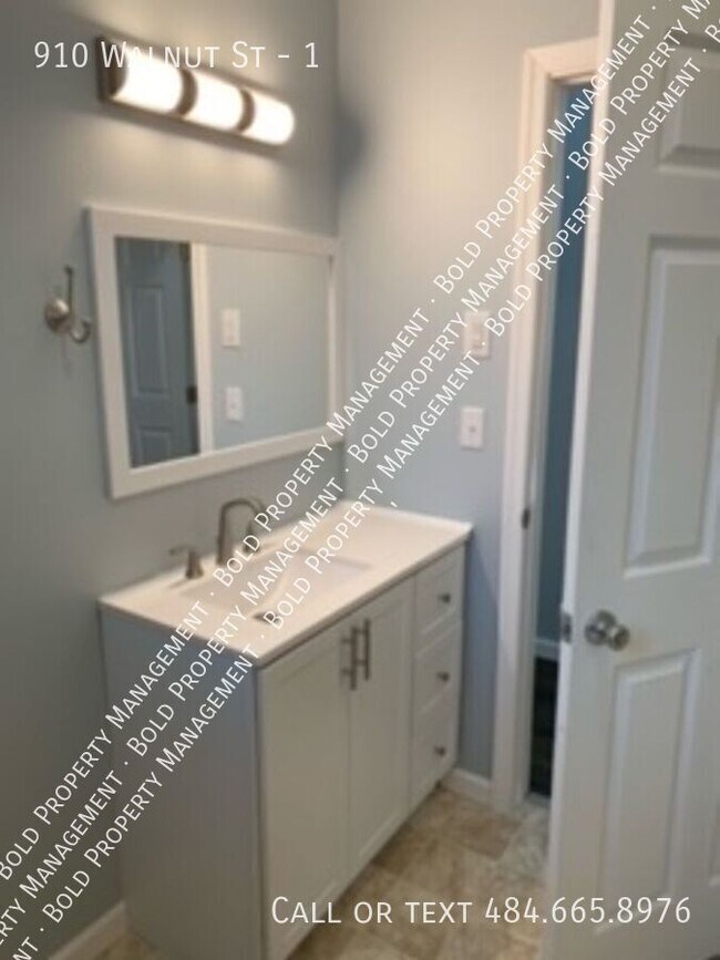 Building Photo - 910 Walnut St