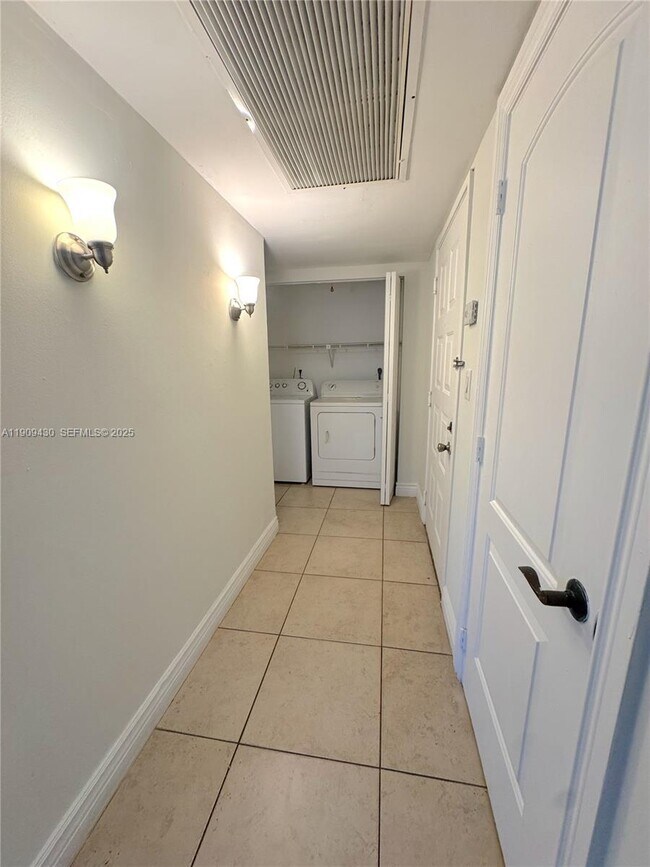 Building Photo - 3215 Coral Lake Dr