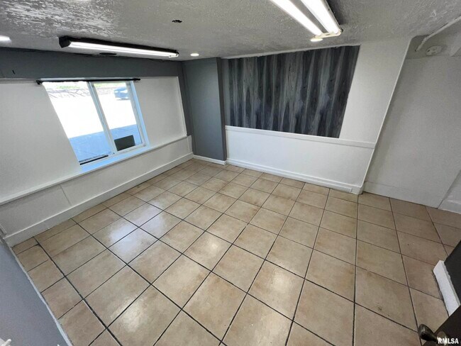 Building Photo - 416 W Main St