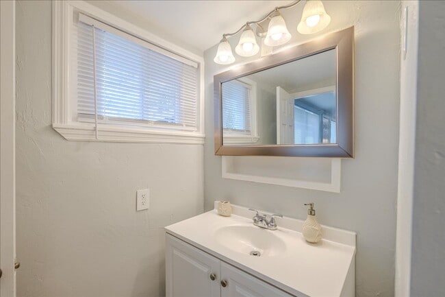 Building Photo - ANNUAL RENTAL - 3 Bed, 2 Bath Fully Furnished Home