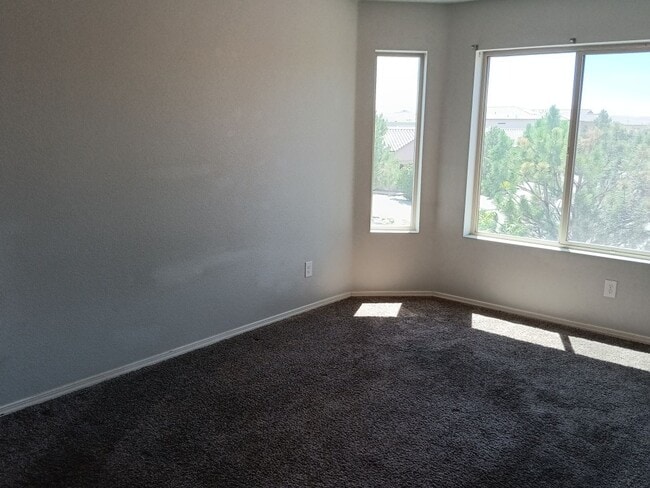 Building Photo - 5 Bedroom, 3 Bathroom Home! Schedule a Showing Today!