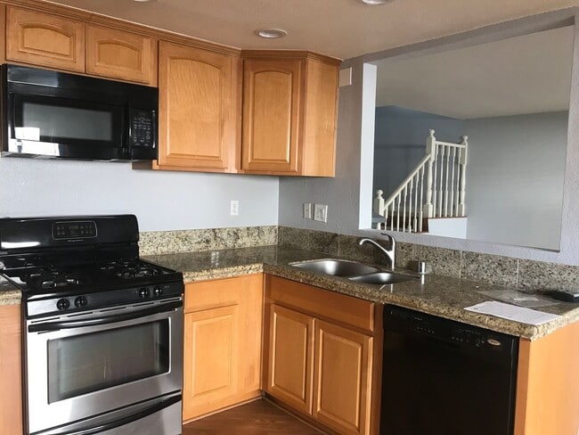 Building Photo - 2 BEDROOM/2BATH TOWN HOUSE STYLE CONDO IN ...