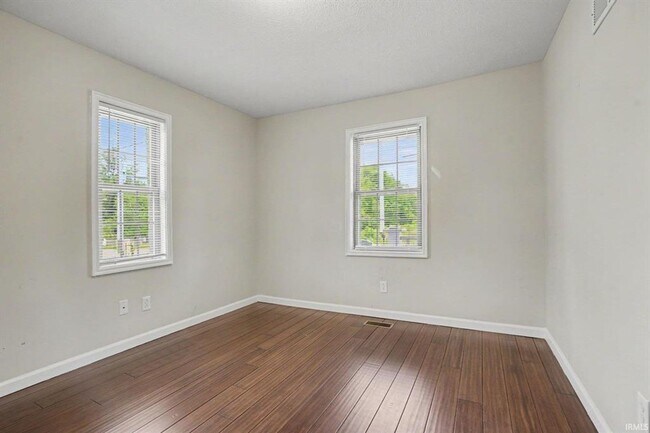 Building Photo - Completely remodeled home located on the north side of South Bend