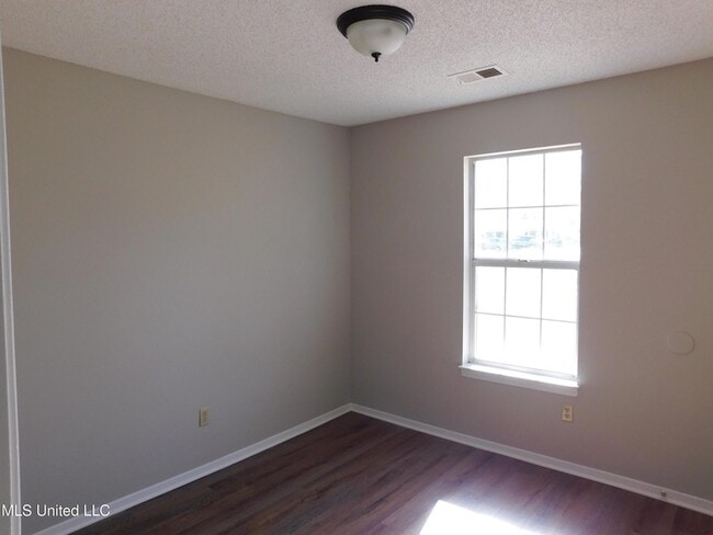 Building Photo - 5820 Briarwood Dr