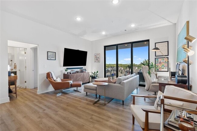 Building Photo - 112 Rogers St NE