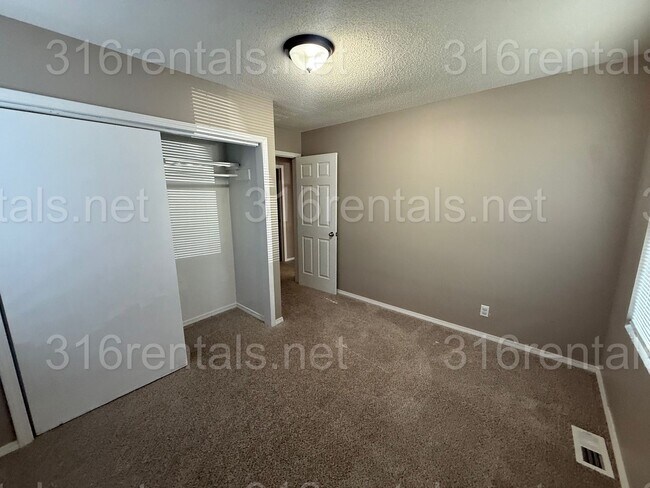 Building Photo - $1400 - 3 bedroom / 1 bathroom - Single Family Home