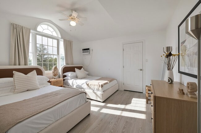 Building Photo - 163 Silver Lake Rd