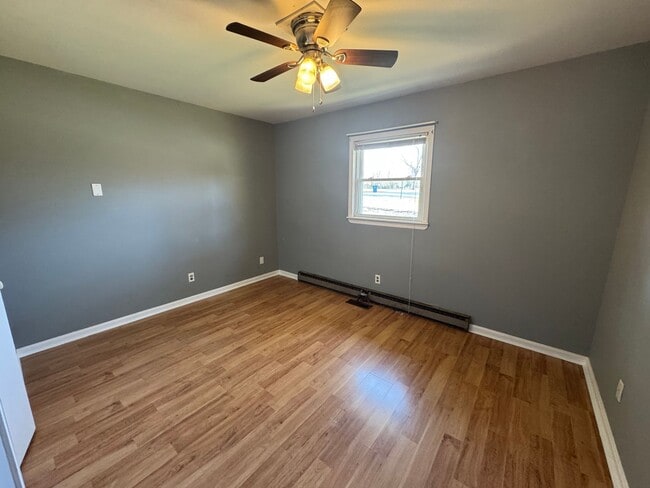 Building Photo - 2-3 bed/ 1 bath duplex with Carport