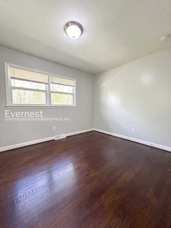 Building Photo - 907 Newcastle Rd