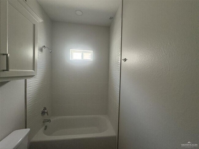 Building Photo - 806 S Linda St