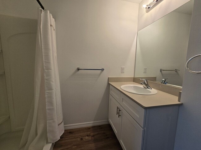Building Photo - Beautiful 2 bed/ 2 bath Townhome w/ Balcony, Garage & Community Pool