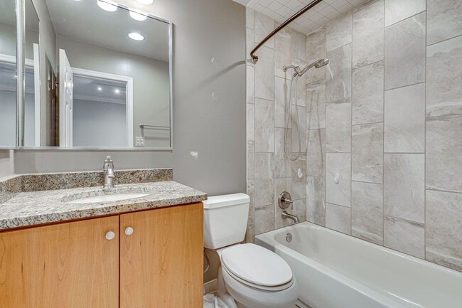 Building Photo - Fantastic townhome in Alexandria