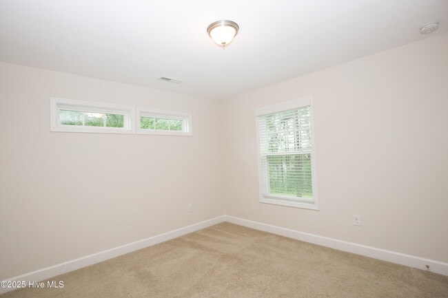 Building Photo - 104 Pine Hawk Dr