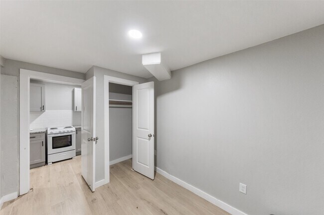 Building Photo - 213 Caplin St