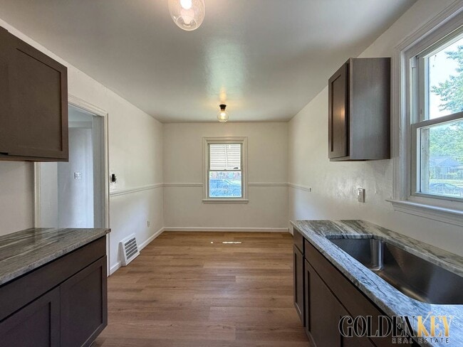 Building Photo - Charming 3 Bed 1 Bath on Detroit’s Eastside!