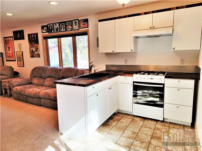 Building Photo - Adorable Cozy House/ w Large garage