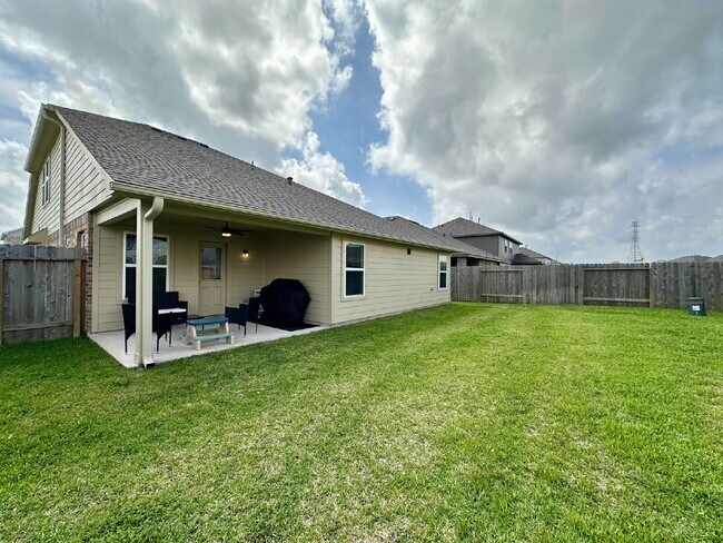 Building Photo - Charming 4-Bedroom Retreat with Granite Accents & Hardwood Elegance in Alvin!