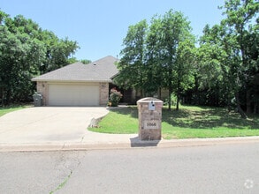 Building Photo - 3 bd/2 ba on Half acre - Edmond Schools