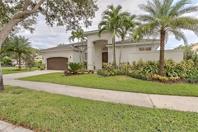 Building Photo - 3050 Lakewood Dr