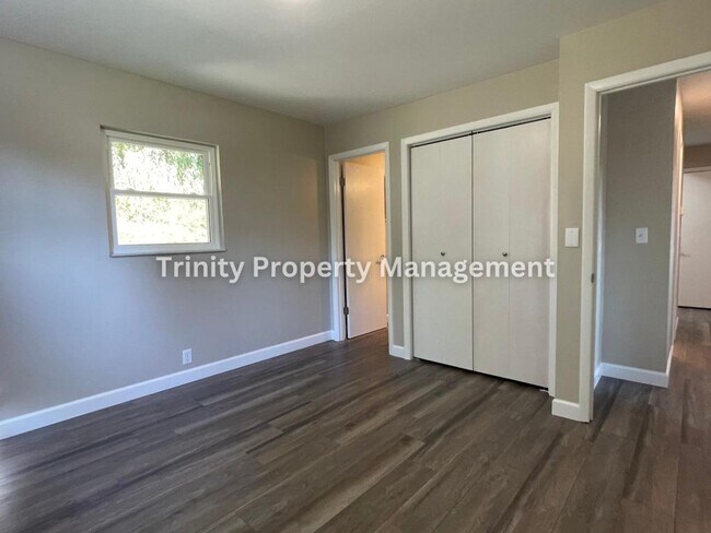 Building Photo - 305 Michael St