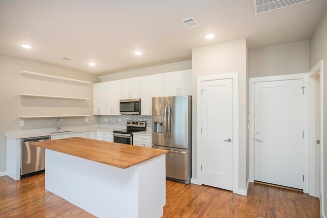 Building Photo - 3637 Hydes Ferry Rd