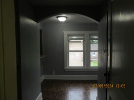Building Photo - 919 W 8th St