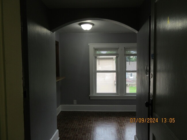 Building Photo - 919 W 8th St