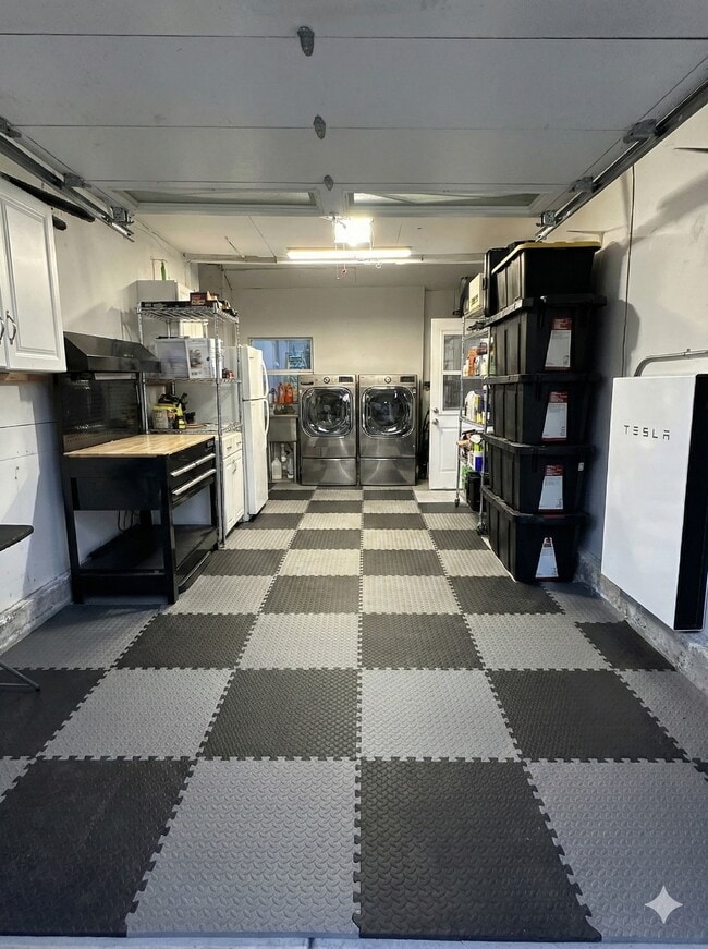 Building Photo - 2464 Pepper Dr