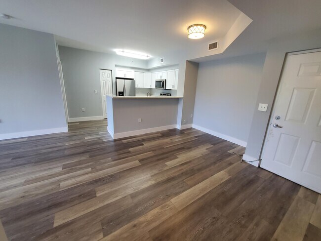 Building Photo - 8070 N Nob Hill Rd