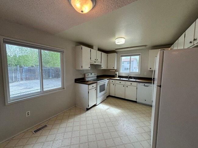 Building Photo - 2 bedroom duplex / Washer& Dryer in unit / Fuel included