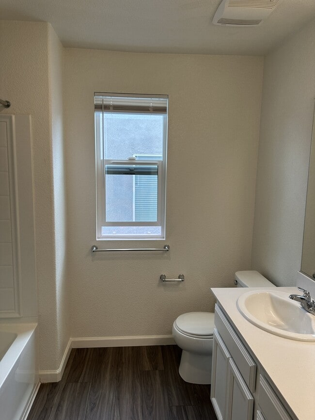 Building Photo - Manteca 5 Bedroom, 3 Bath Executive Style ...