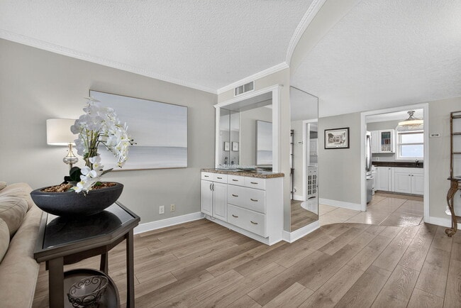 Building Photo - 801 Lake Shore Dr