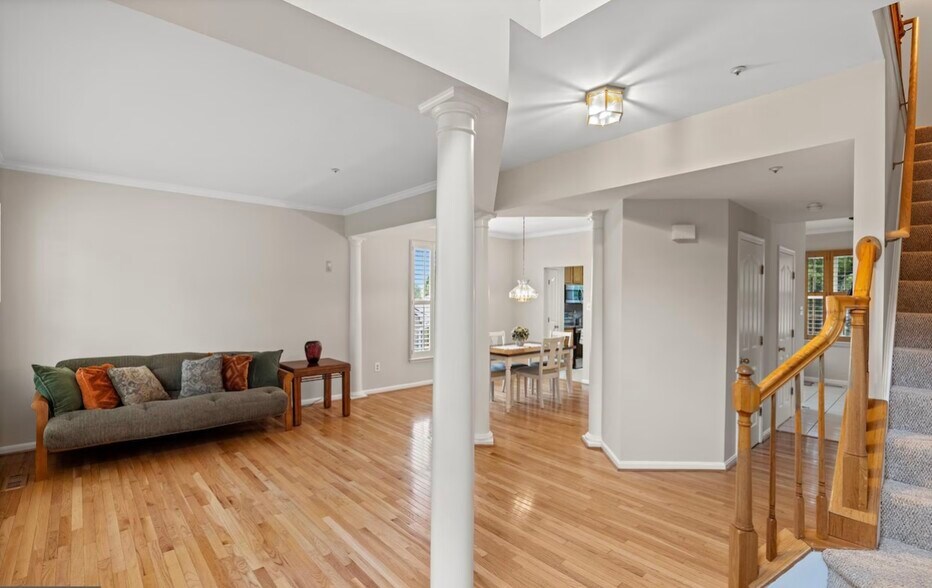 Building Photo - 5714 Silk Tree Dr