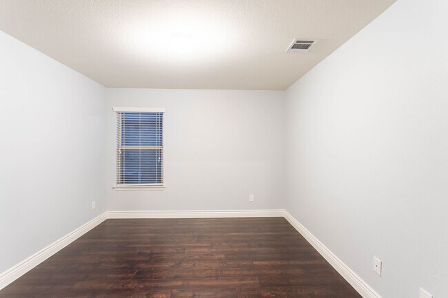 Building Photo - Located in the Trails at Riverstone community, this inviting 5-bedroom, 2-bathroom home offers a ...