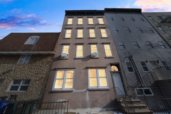 Building Photo - 531 Madison St
