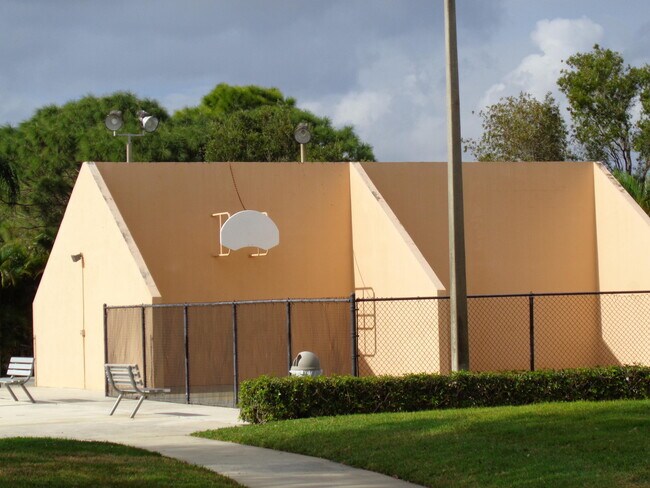 Building Photo - 505 5th Way