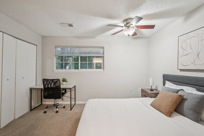 Building Photo - 2430 Kenridge Pkwy