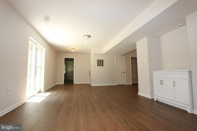 Building Photo - 406 Round Table Dr
