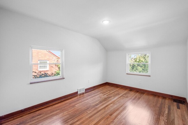 Building Photo - AVAILABLE OCT 1ST!! GORGEOUS & TOTALLY REN...