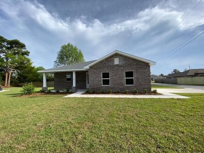 Building Photo - 3-Bedroom Brick Home with Modern Finishes & Large Yard!