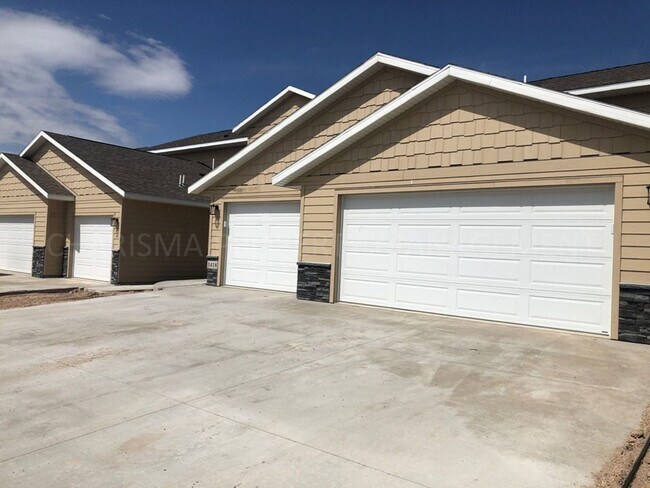 Building Photo - UPPER LEVEL 2 BD, 1 BA TOWN HOME, INDIVIDUAL ENTRANCE, ATTACHED SINGLE GARAGE, PET FRIENDLY