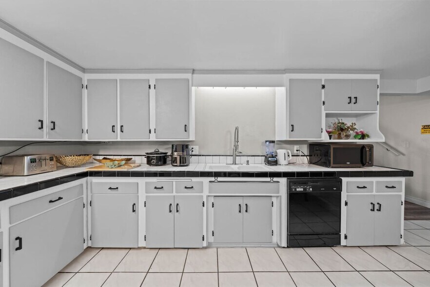 Building Photo - 10150 Sierra Madre Rd