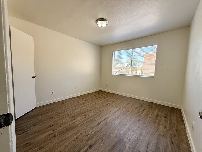 Building Photo - Fully Remodeled 2-Bedroom Townhome in Prim...