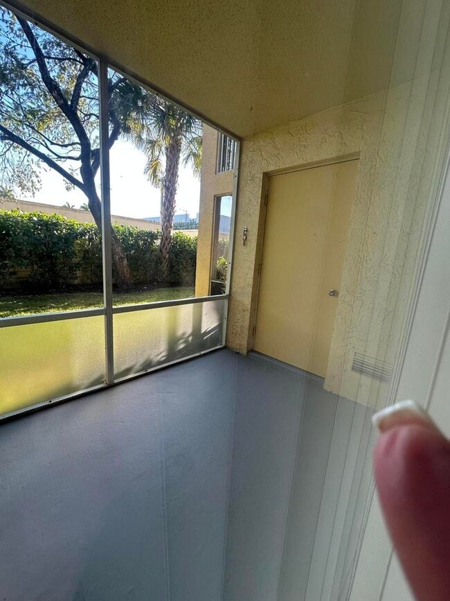 Building Photo - 941 Coral Club Dr