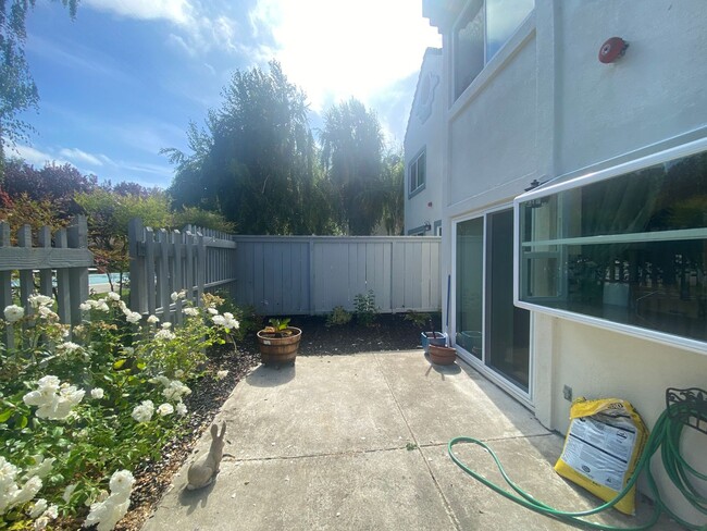 Building Photo - Gorgeous 3 bedroom 2.5 bath 2 story Townho...