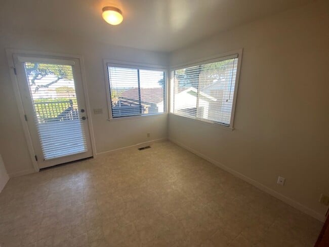 Building Photo - Cozy Monterey Home!